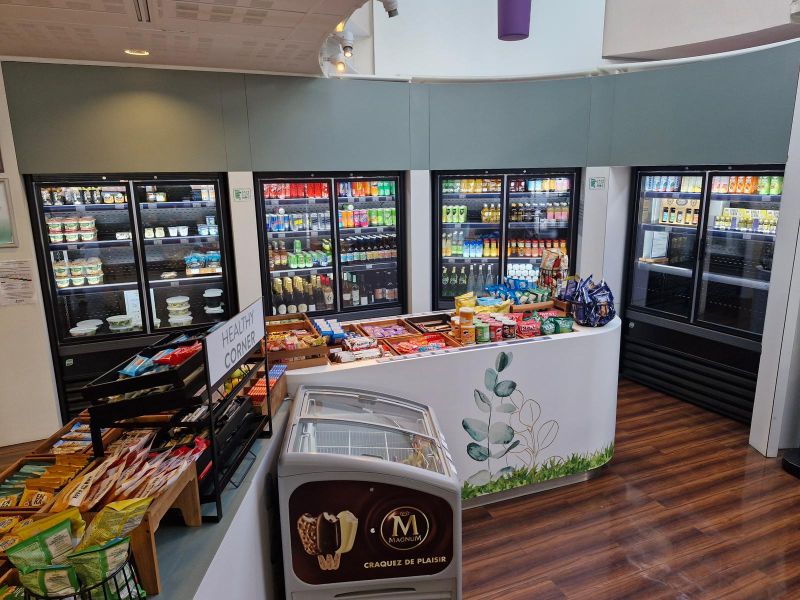 Installation d’une vitrine réfrigérée à l’INSEAD de Fontainebleau